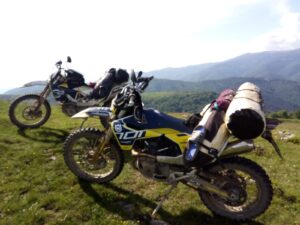 Zadní vak na motorku s bočním vstupem připevněný k podkově