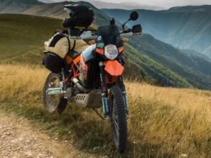 Podkova 65 BASIC – sedlový cestovní vak na motorku barvy: písková, šedá, černá, oranžová