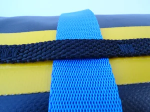 Detail bezpečného uchycení vaku na motorku pod popruhem proti uvolnění