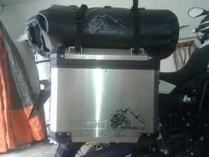 Zadní vak na motorku s bočním vstupem umístěný na kufru