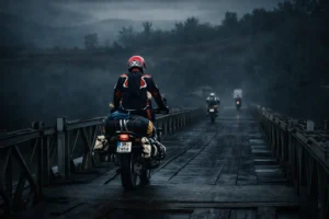 Explorer boční vaky na motorku při cestování – most