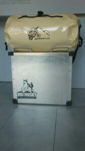 Zadní vak na motorku s horním vstupem umístěný na kufru