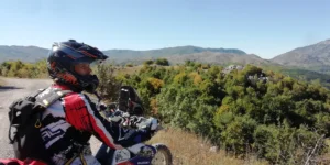 Enduro batoh na motorce v Albánii – detail popruhů