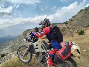 Enduro batoh na motorce při cestování v Albánii
