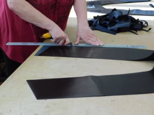 Řezání materiálu v dílně – výroba motovaků