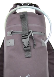 Enduro batoh na motorku – horní rolovací uzávěr