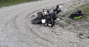 Explorer boční vaky na motorku při pádu v terénu