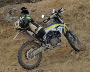 Zadní vak na motorku s horním vstupem při cestování