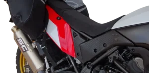 Spodní upnutí vaku na motorku ke stupačkám – detail uchycení