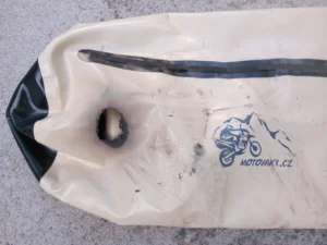Propálená díra na vaku na motorku – poškození materiálu