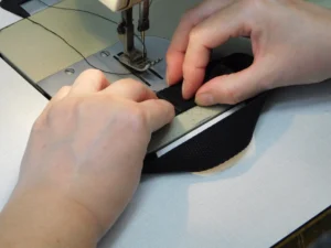 Šití v dílně – detail výroby motovaků