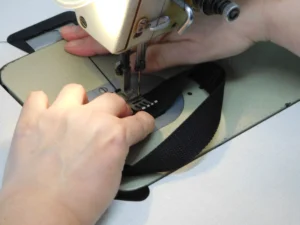 Šití popruhu na batoh – dílna, detail výroby