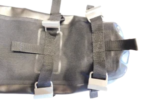 Vak na blatník – detail spodní části s nerezovými háčky