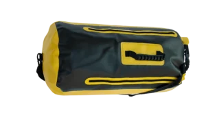 Zadní vak na motorku 60L s bočním vstupem černo-žlutý – zadní pohled