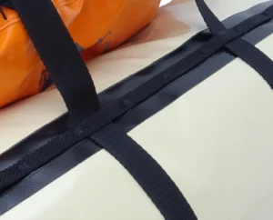 Zadní vak na motorku s horním vstupem – detail uchycení